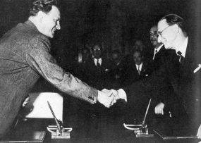 Foto della stretta di mano tra Alcide De Gasperi e Karl Gruber in occasione della firma del Trattato di Parigi